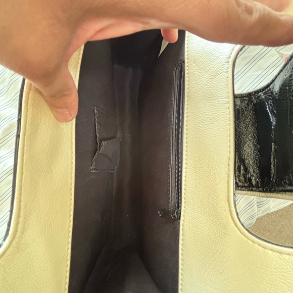 Elegant Black Quilted Handbag - Picture 4 of 7